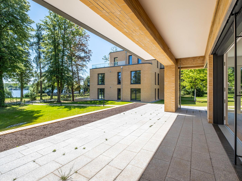 Südterrasse mit Seeblick und Pflanzbeet