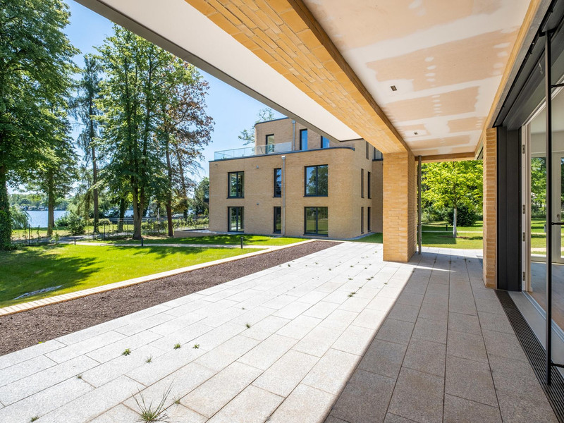 Südterrasse mit Pflanzbeet