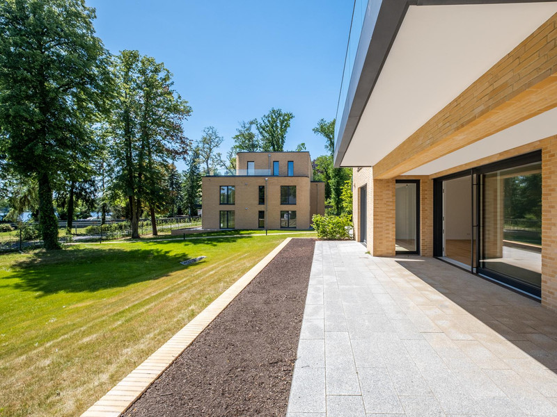 Große Terrasse mit Pflanzbeet