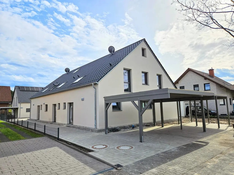 Reiheneckhaus rechts mit Carport verfügbar